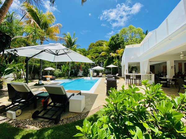 pool & side of restaurant
